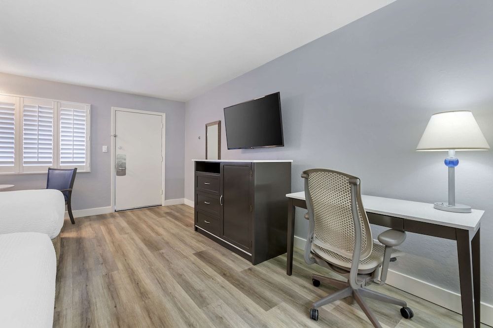 Best Western Space Age Lodge Standard Room, 2 Queen Beds, Accessible, Bathtub 5