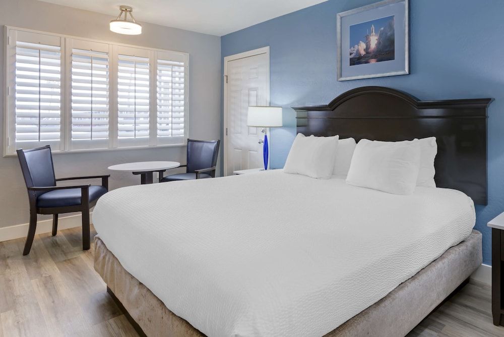 Best Western Space Age Lodge Standard Room, 1 King Bed, Accessible, Bathtub 3