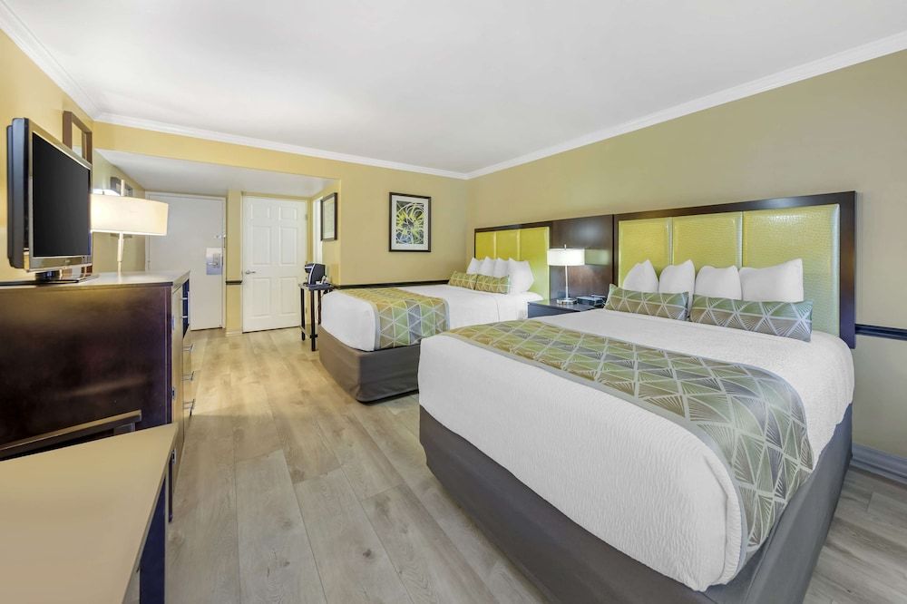 Best Western Canoga Park Motor Inn Standard Room, 2 Queen Beds, Non Smoking, Refrigerator & Microwave 2