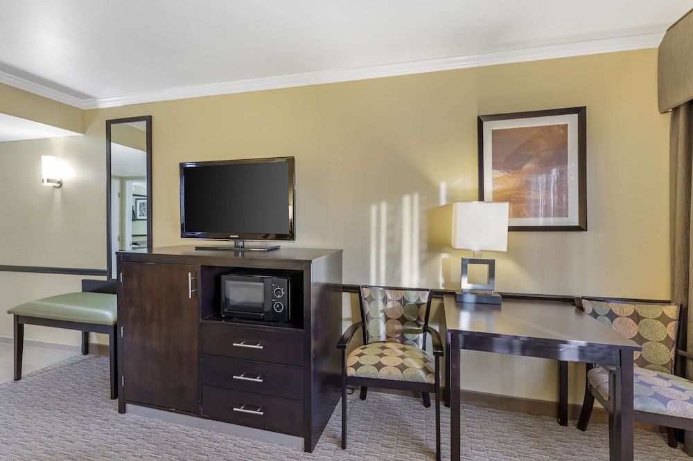 Best Western Canoga Park Motor Inn Standard Room, 1 King Bed, Non Smoking, Refrigerator & Microwave 4