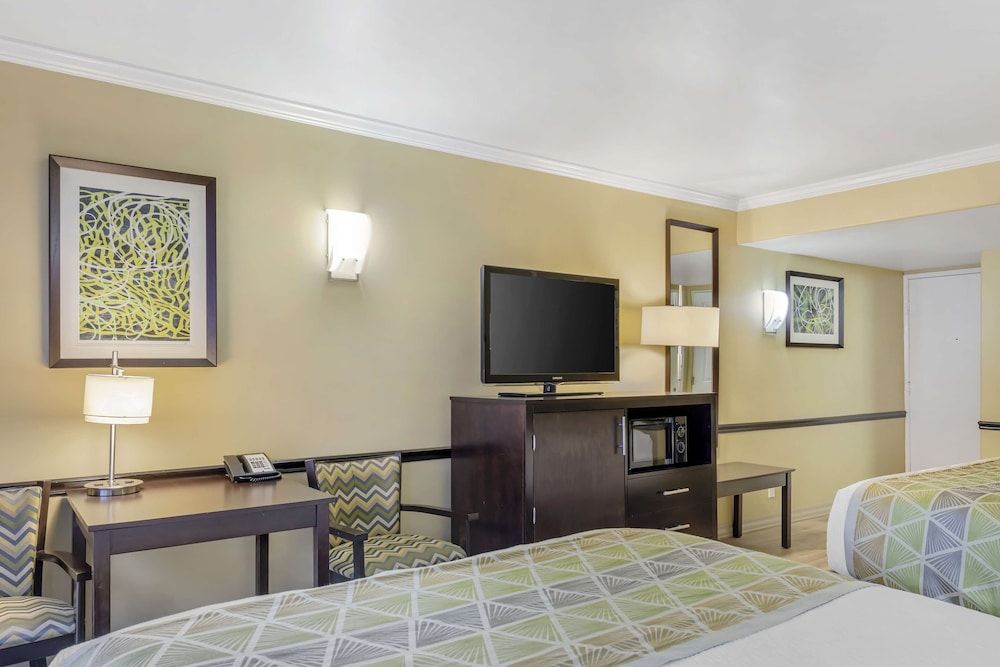Best Western Canoga Park Motor Inn Standard Room, 2 Queen Beds, Non Smoking, Refrigerator & Microwave 4