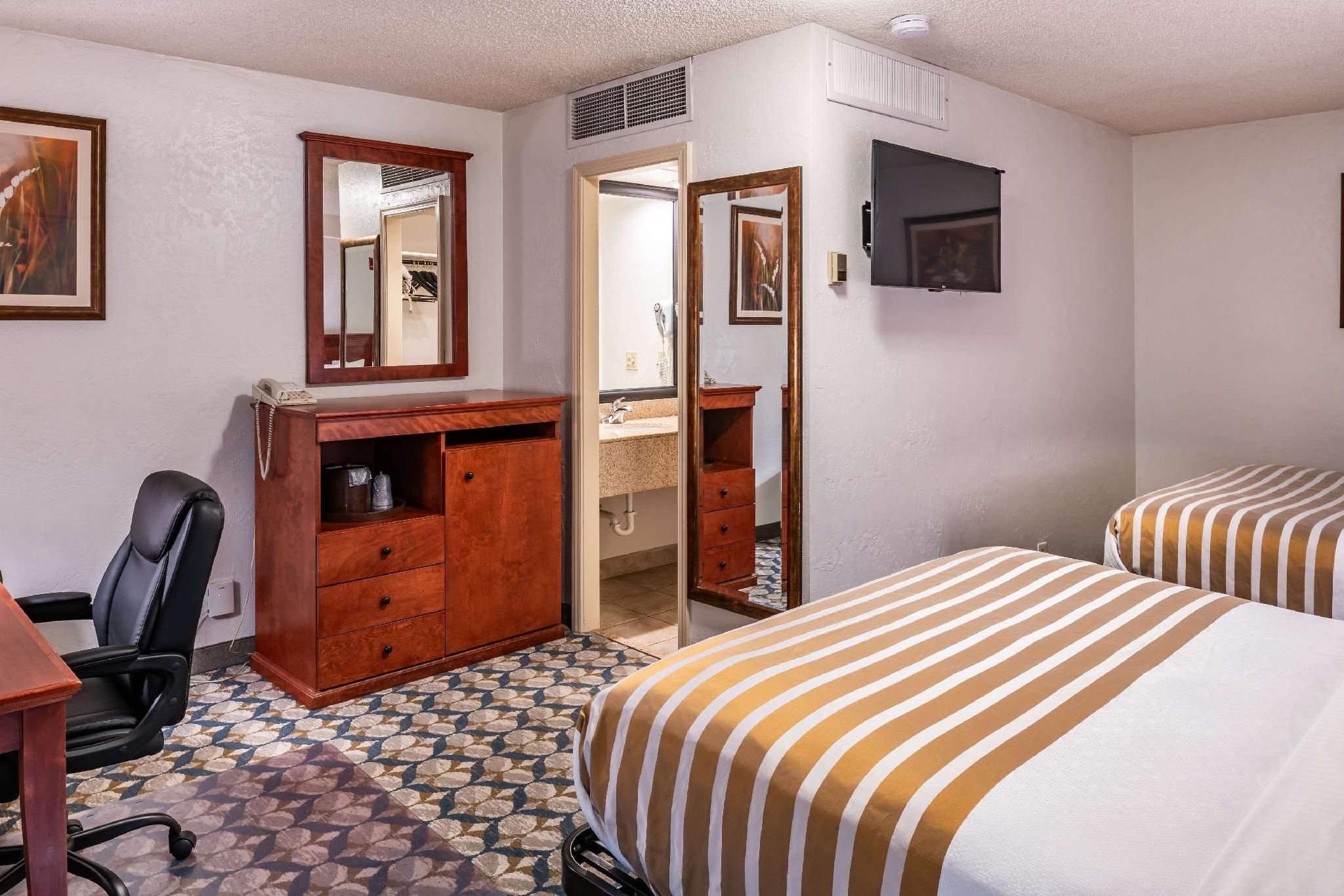 2 Queen Beds, Communication Assistance, Non-Smoking, Full Breakfast