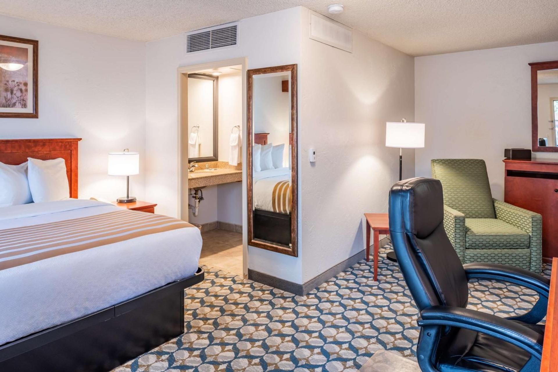 1 King Bed, Non-Smoking, High Speed Internet Access, Refrigerator, Flat Screen Television, Pillow To