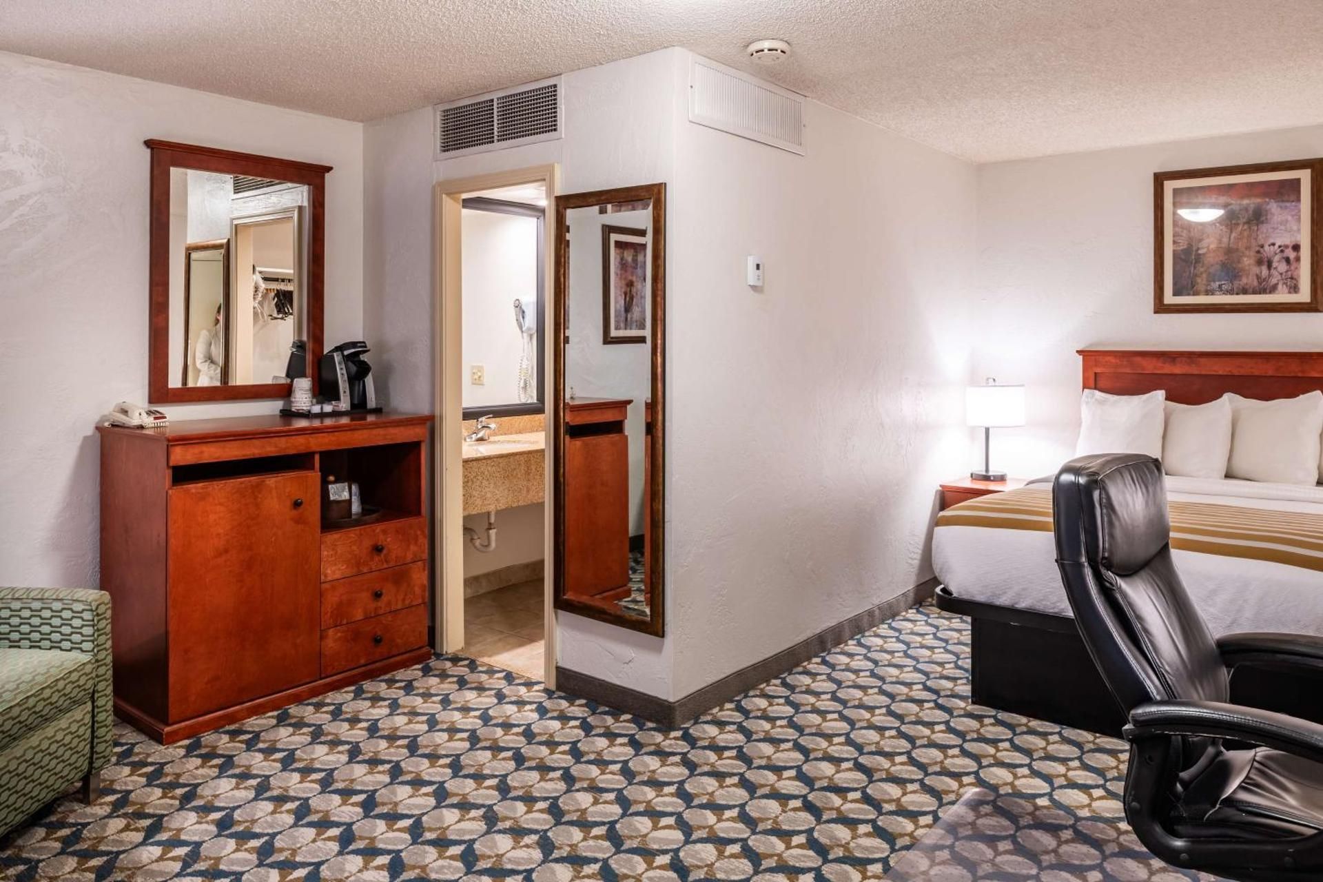 1 Queen Bed, Communication Assistance, Non-Smoking, Full Breakfast