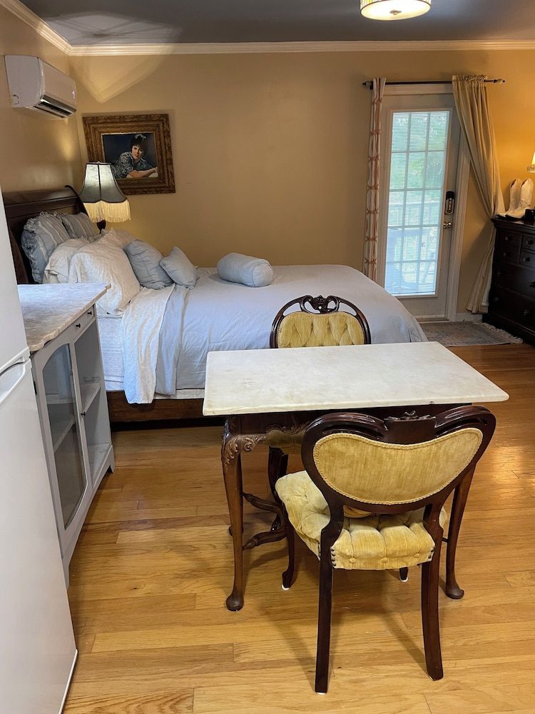 Comfort Suite (Patsy Cline Fan Room)