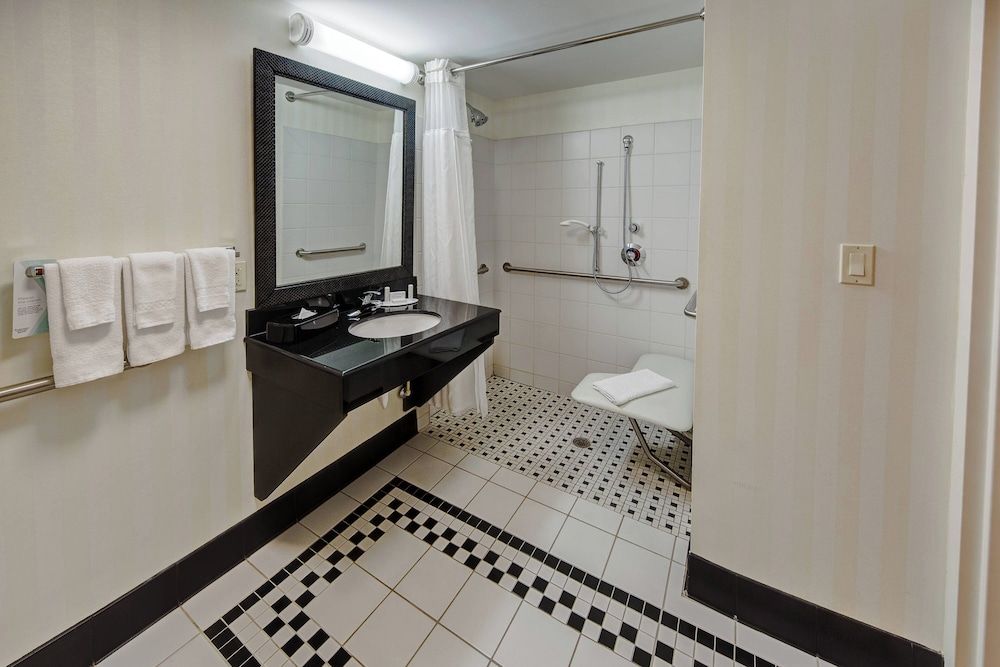 Room, 2 Queen Beds, Non Smoking (Mobility/Hearing Access, Roll-in Shwr)