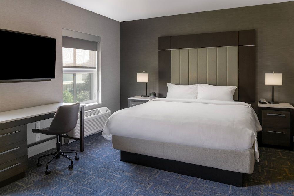 Suite, 1 Bedroom, Non Smoking (Mobility/Hearing Access, Roll-in Shwr)