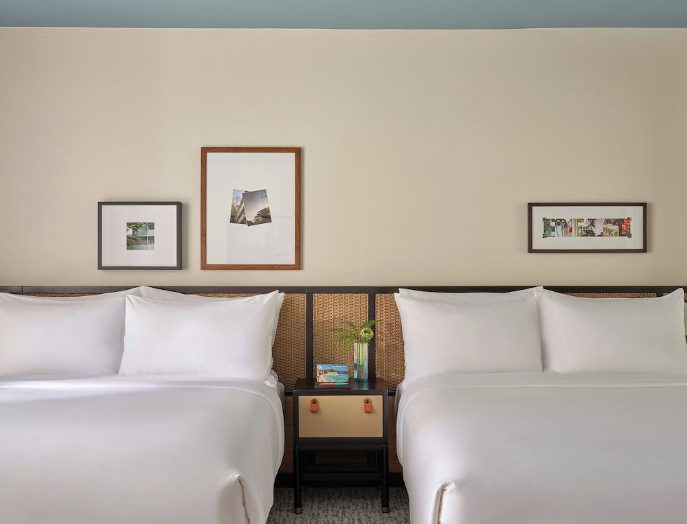 Romer House Waikiki Deluxe Room, 2 Queen Beds, Roll-in Shower (ADA)