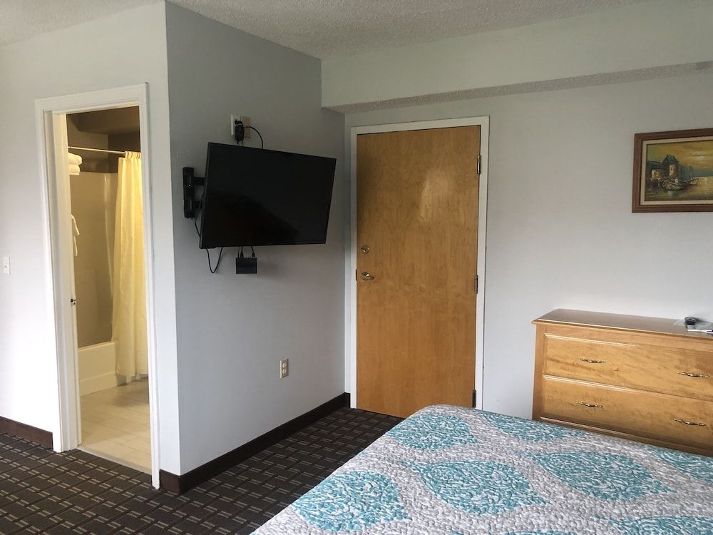 Atlantic House Standard Room, 1 King Bed, Refrigerator & Microwave, Courtyard View 4