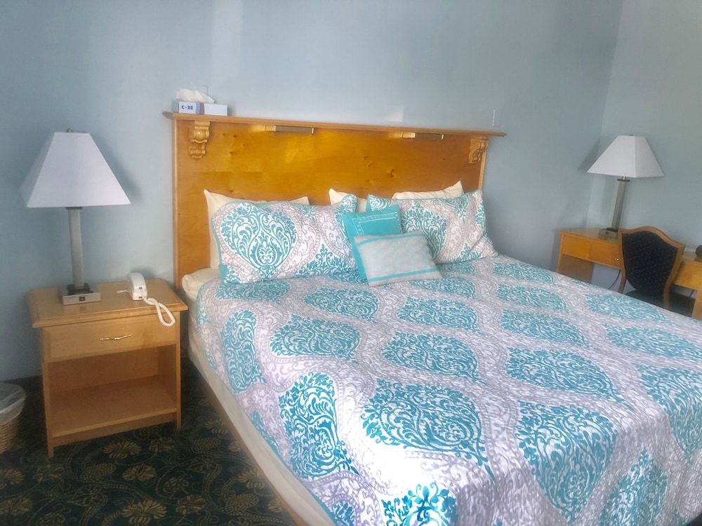 Atlantic House Signature Room, 1 King Bed, Non Smoking, Partial Ocean View 3