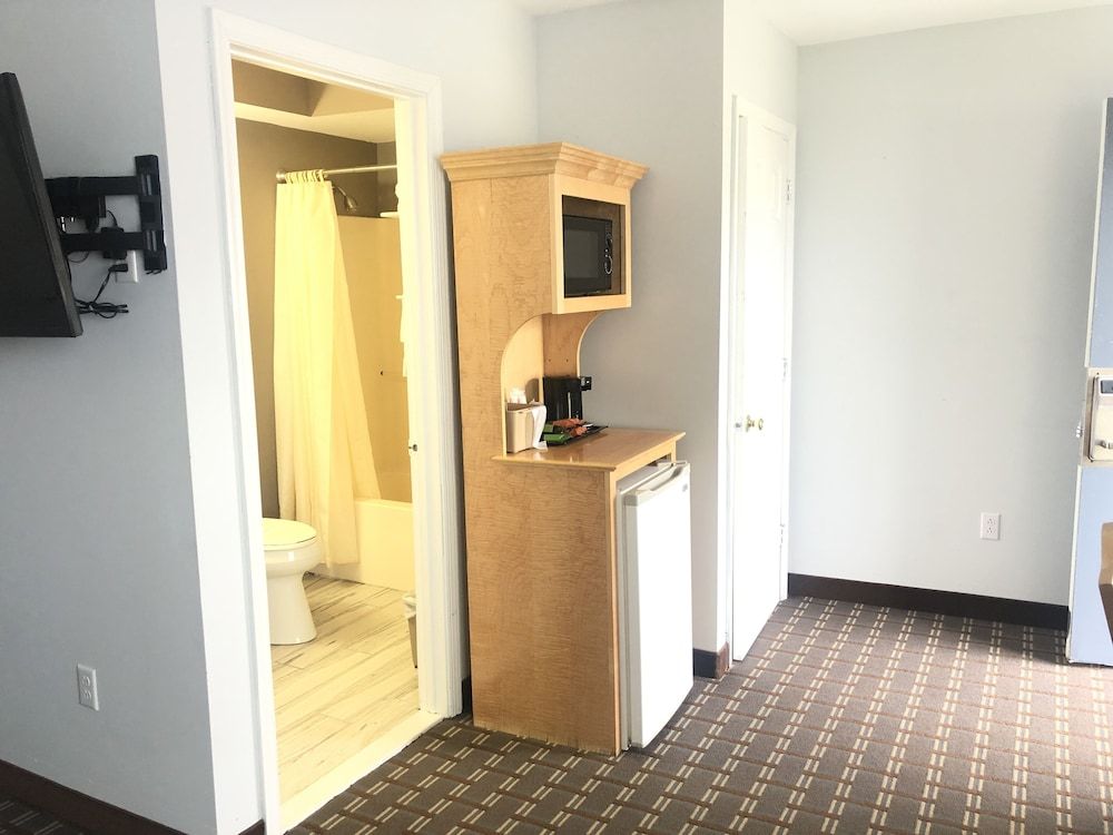 Atlantic House Standard Room, 1 King Bed, Refrigerator & Microwave, Courtyard View 5