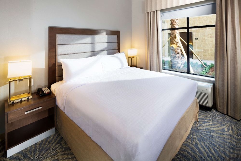 Studio, 1 King Bed, Accessible (Roll-in Shower)