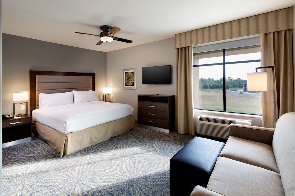 Studio, 1 King Bed, Accessible (Roll-in Shower)