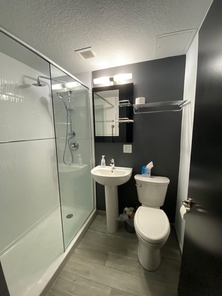 Streamline Hotel Suite, Multiple Beds (Two Bedroom Suite w/ Two Queens and O) 5