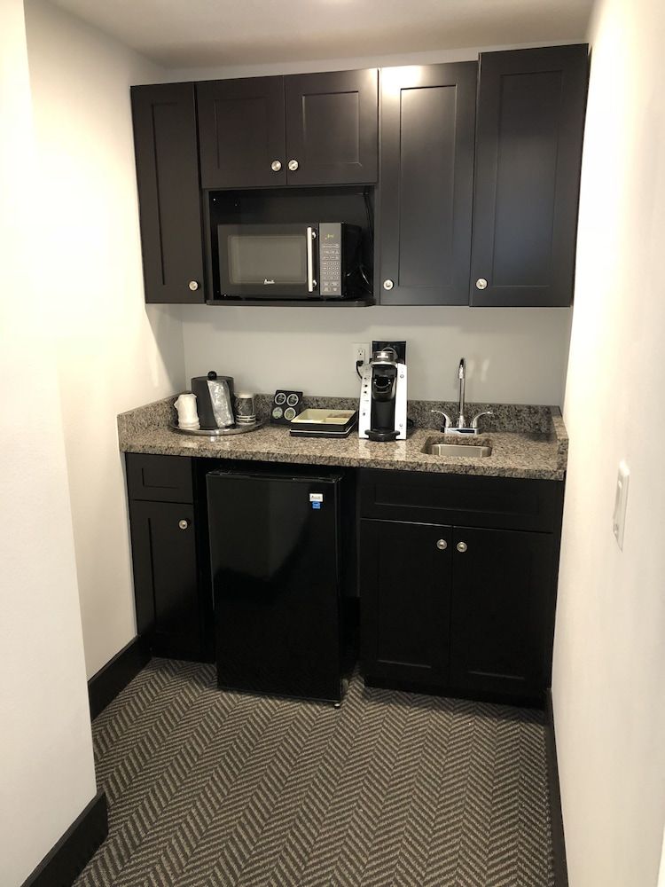 Streamline Hotel Suite, Multiple Beds (Two Bedroom Suite w/ Two Queens and O) 6