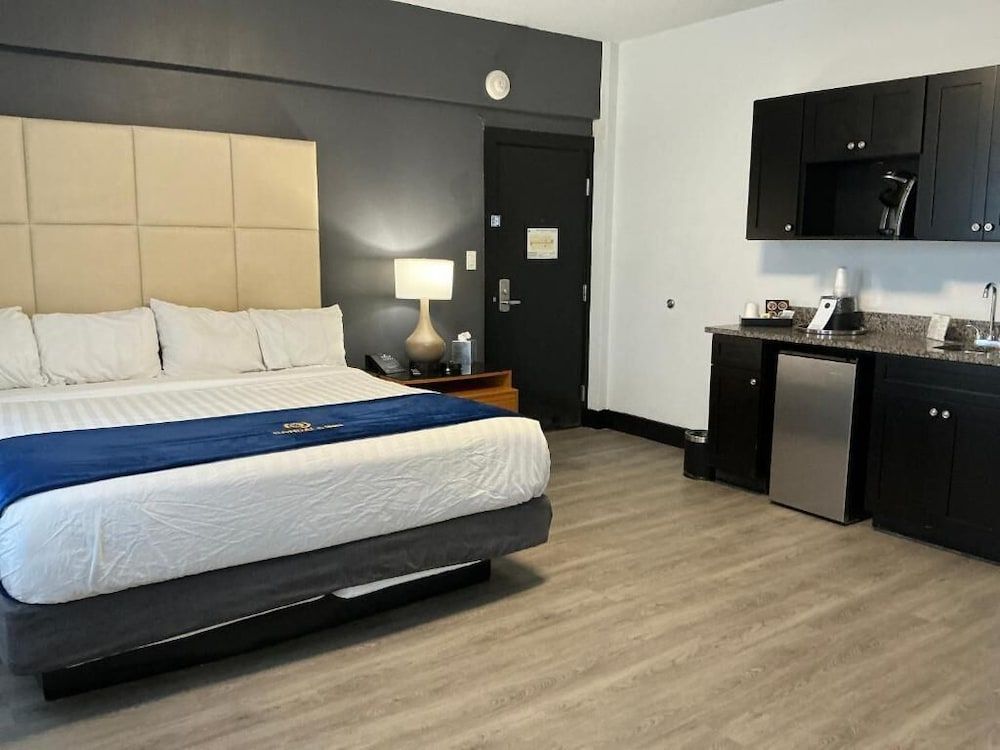 Streamline Hotel Studio, 1 King Bed (One King Bed Studio Suite) 2