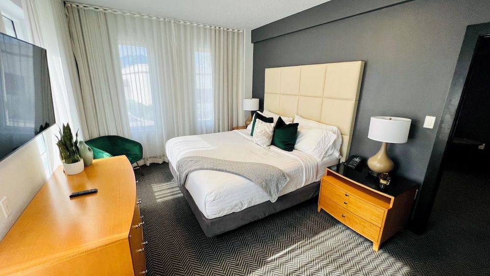 Streamline Hotel Suite, Multiple Beds (Two Bedroom Suite w/ Two Queens and O) 3