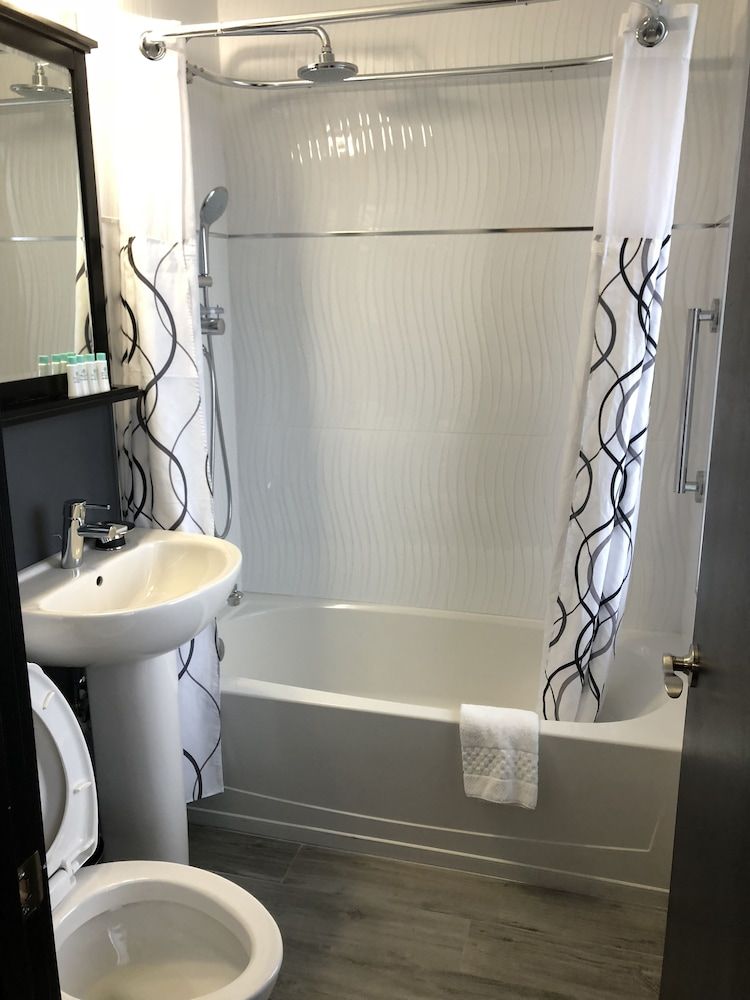 Streamline Hotel Studio, 1 King Bed (One King Bed Studio Suite) 3