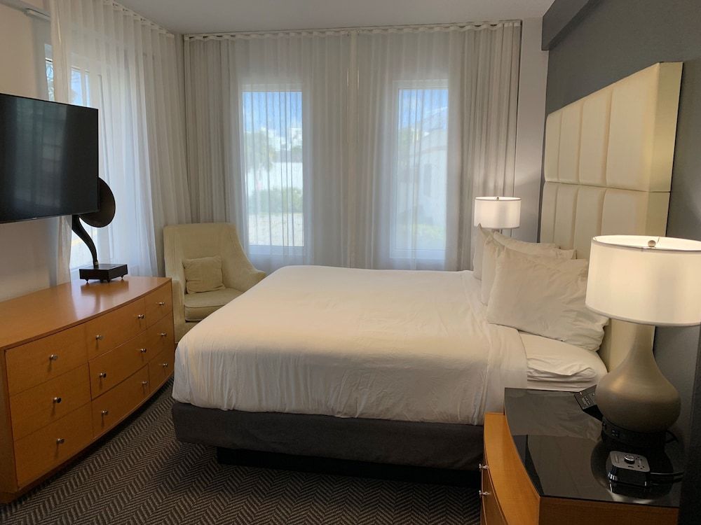 Streamline Hotel Suite, Multiple Beds (Two Bedroom Suite w/ Two Queens and O) 2