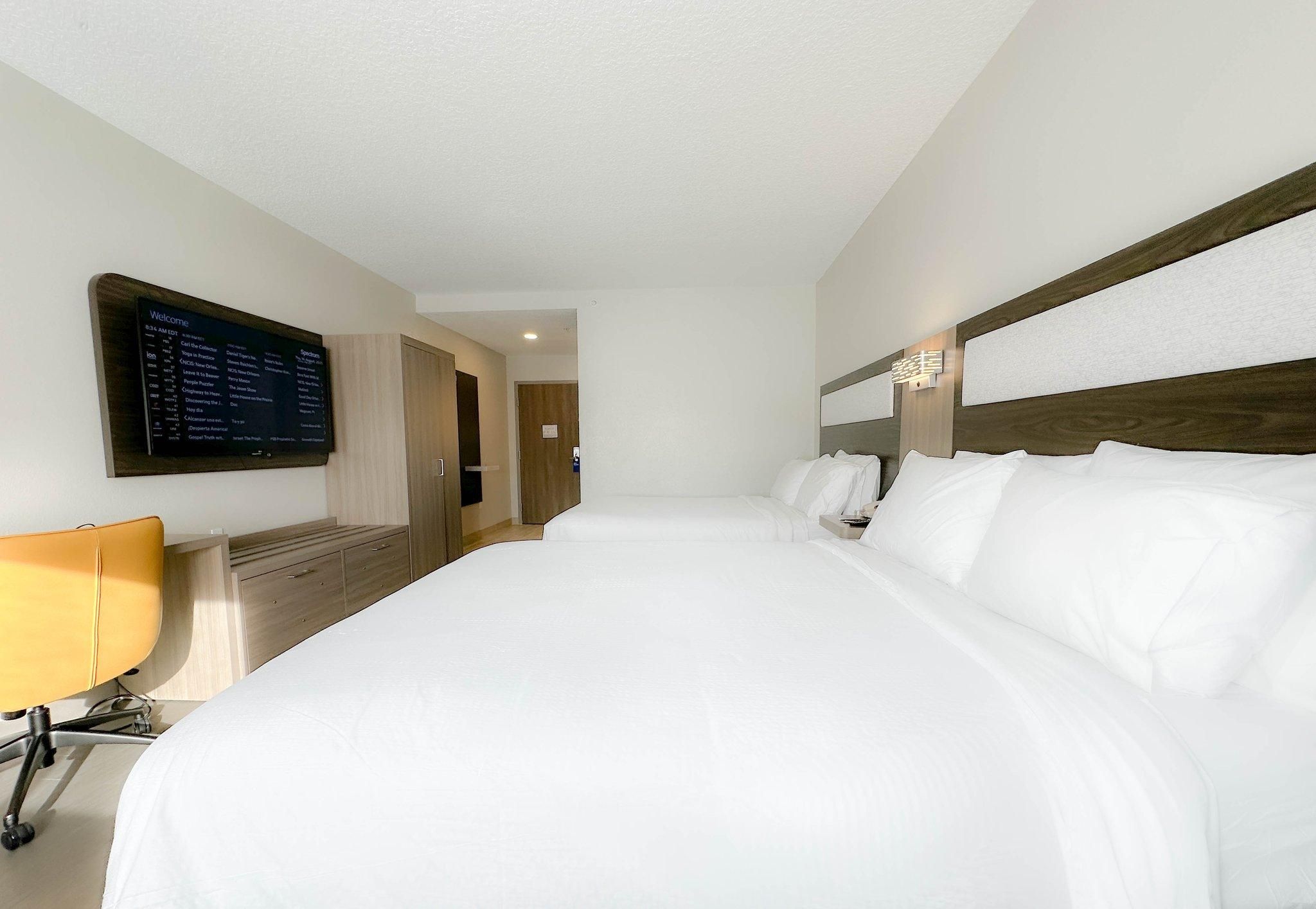 1 Queen Suite Communications and Mobility Accessible
