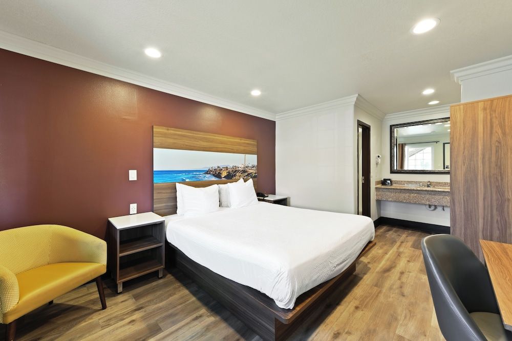 Hyland Inn Near Legoland Family Triple Room, 1 Bedroom, Non Smoking, Refrigerator & Microwave 2