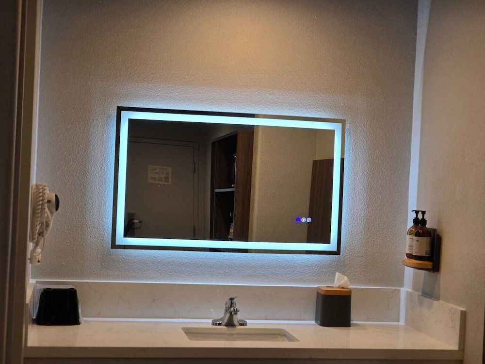 Hyland Inn Near Legoland Standard Double Room, 2 Queen Beds, Non Smoking, Refrigerator & Microwave 16