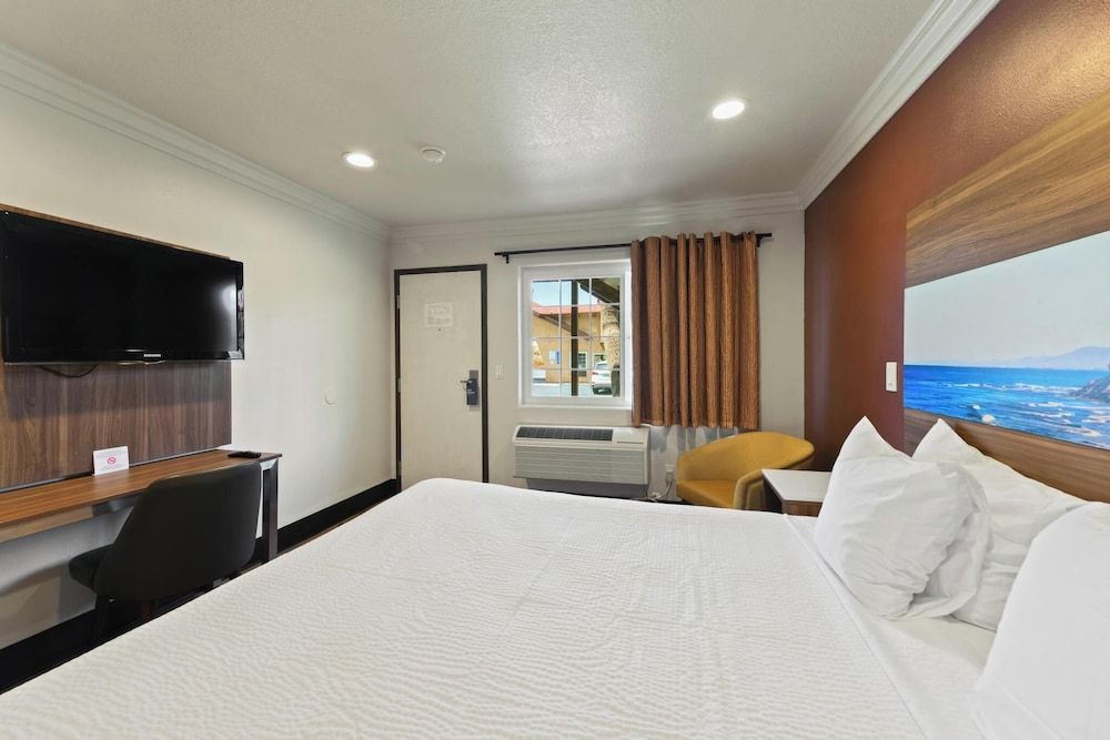Standard Room, 1 King Bed, Non Smoking, Refrigerator & Microwave