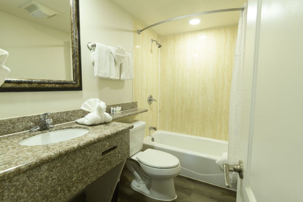 Hyland Inn Near Legoland Family Triple Room, 1 Bedroom, Non Smoking, Refrigerator & Microwave 5