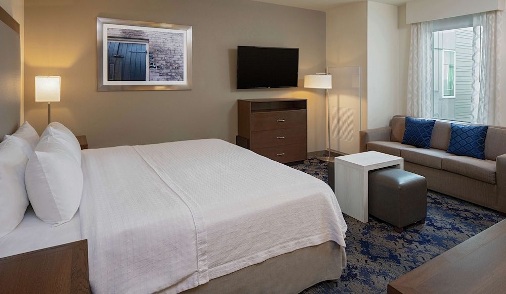 Suite, 1 King Bed, Accessible, Courtyard View (Bathtub)