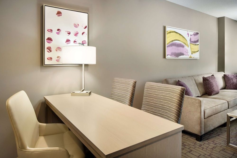 Studio Suite, 1 King Bed (Roll In Shower)