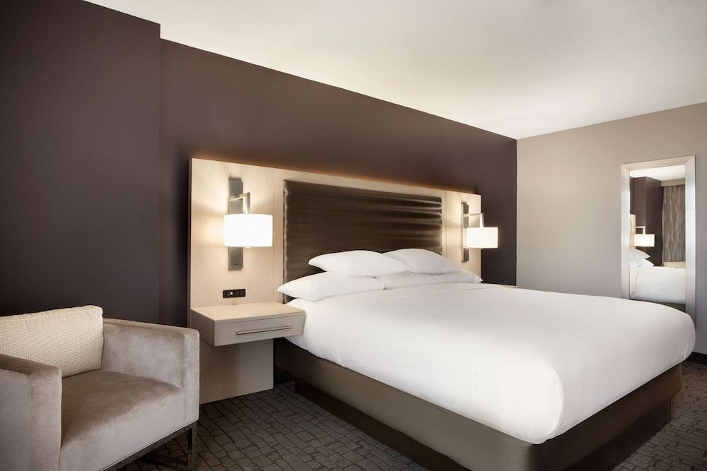 Suite, 1 King Bed (Hearing)