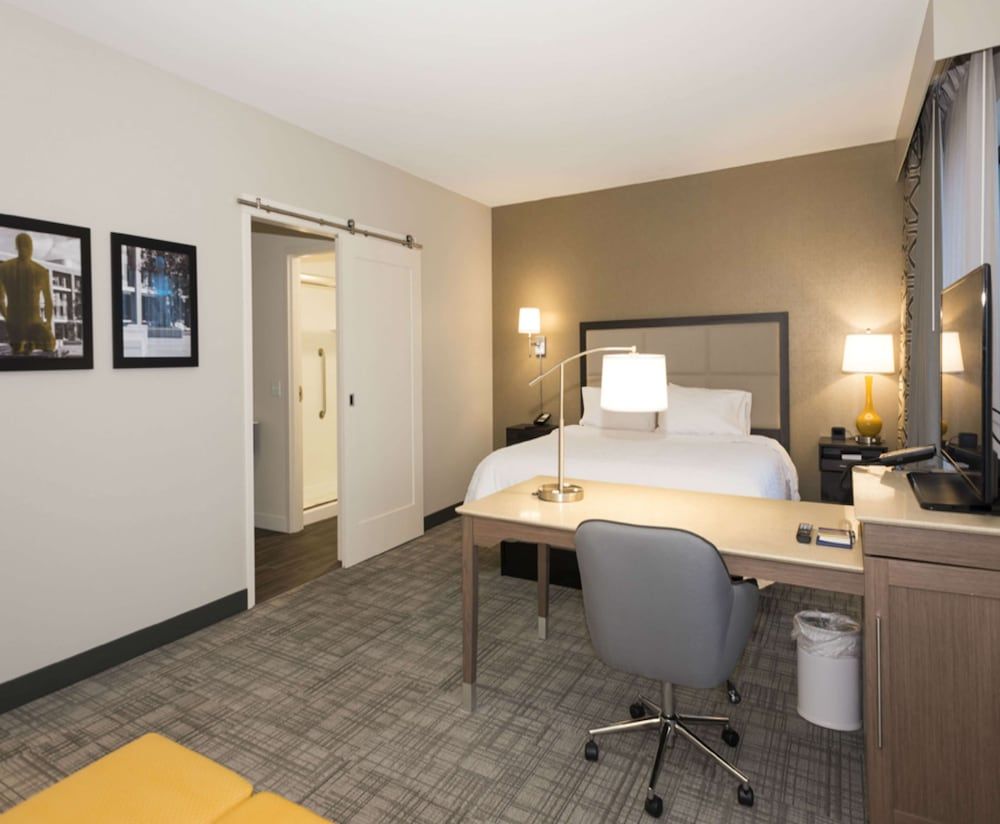 Suite, 1 King Bed, Accessible, Non Smoking (Hearing)