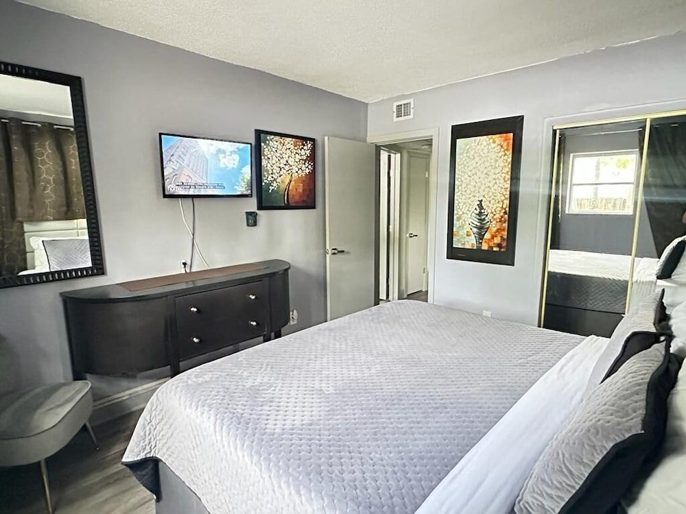 Sheridan Suites Apartments Hotel Family Apartment, 3 Bedrooms, Kitchen, Pool View 10
