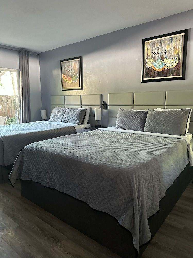 Sheridan Suites Apartments Hotel Family Apartment, 3 Bedrooms, Kitchen, Pool View 2