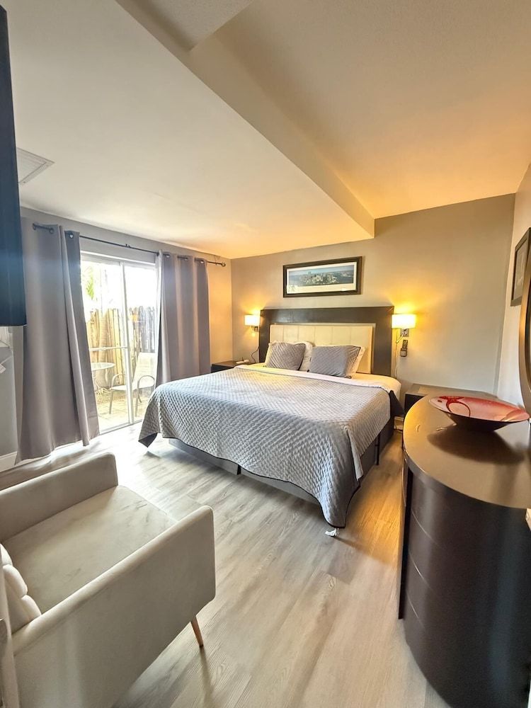 Sheridan Suites Apartments Hotel Comfort Apartment, 1 Bedroom, Kitchen, Pool View 3