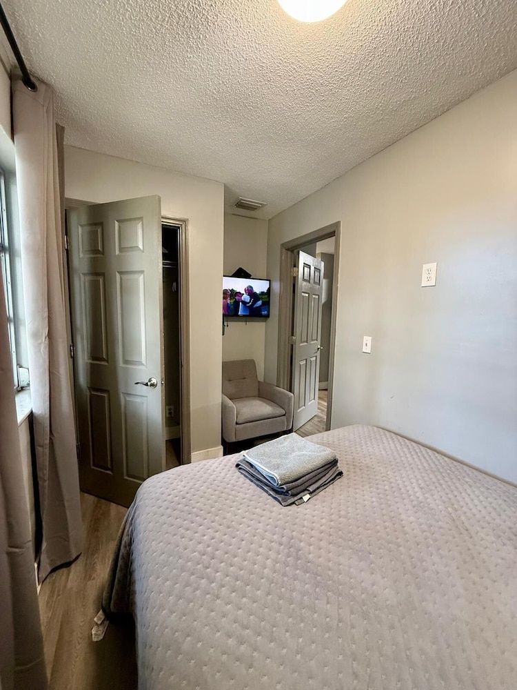 Sheridan Suites Apartments Hotel Family Apartment, 3 Bedrooms, Kitchen, Pool View 18