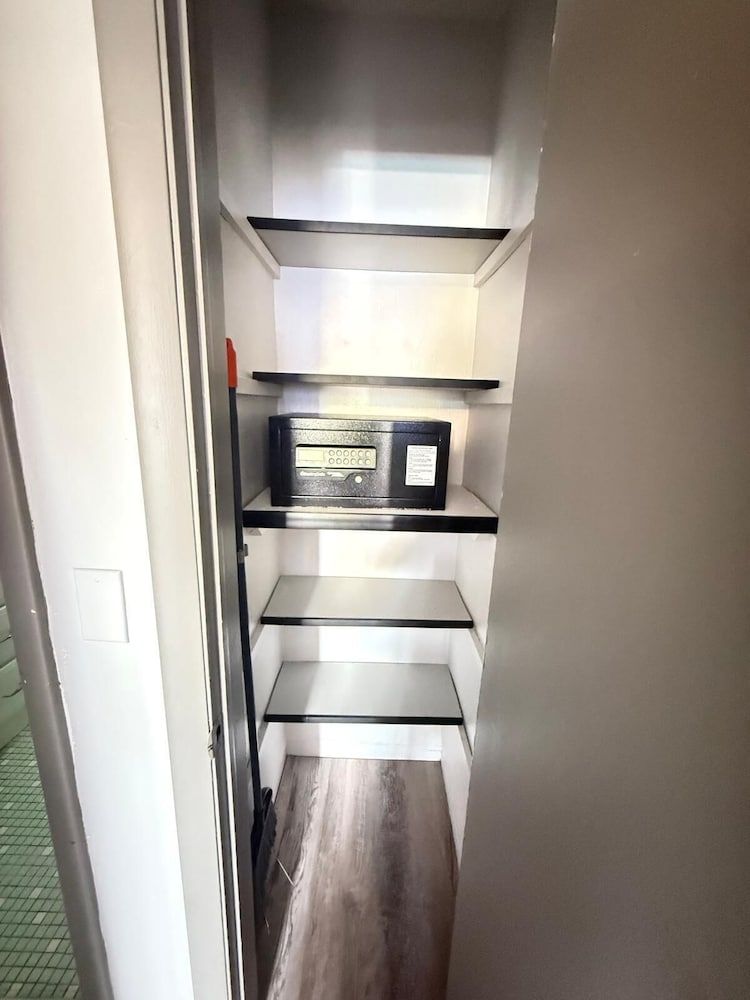 Sheridan Suites Apartments Hotel Comfort Apartment, 1 Bedroom, Kitchen, Pool View 12