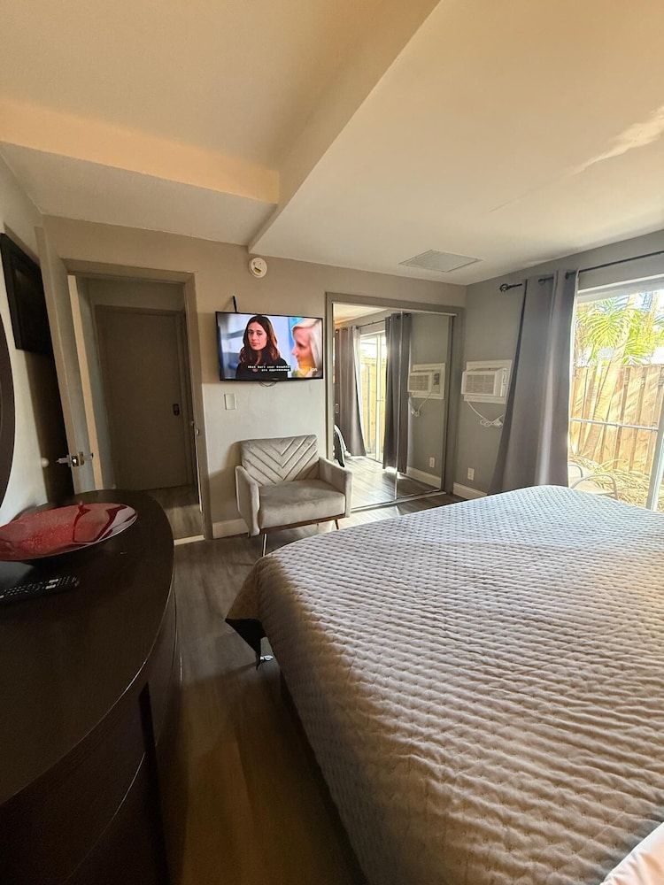 Sheridan Suites Apartments Hotel Comfort Apartment, 1 Bedroom, Kitchen, Pool View 6