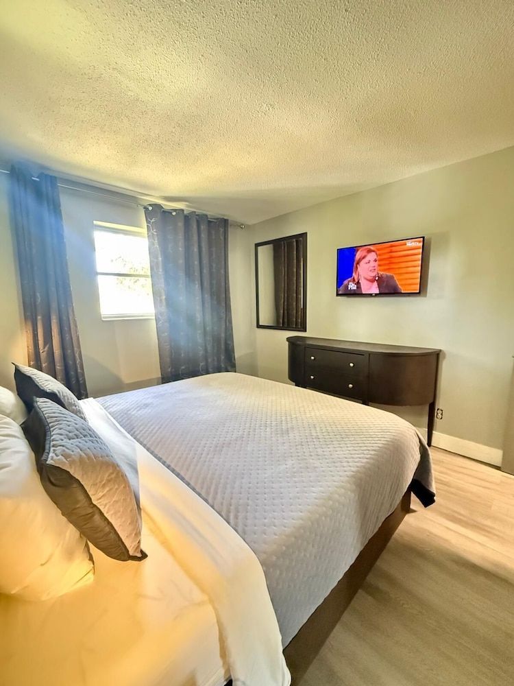 Sheridan Suites Apartments Hotel Family Apartment, 3 Bedrooms, Kitchen, Pool View 6