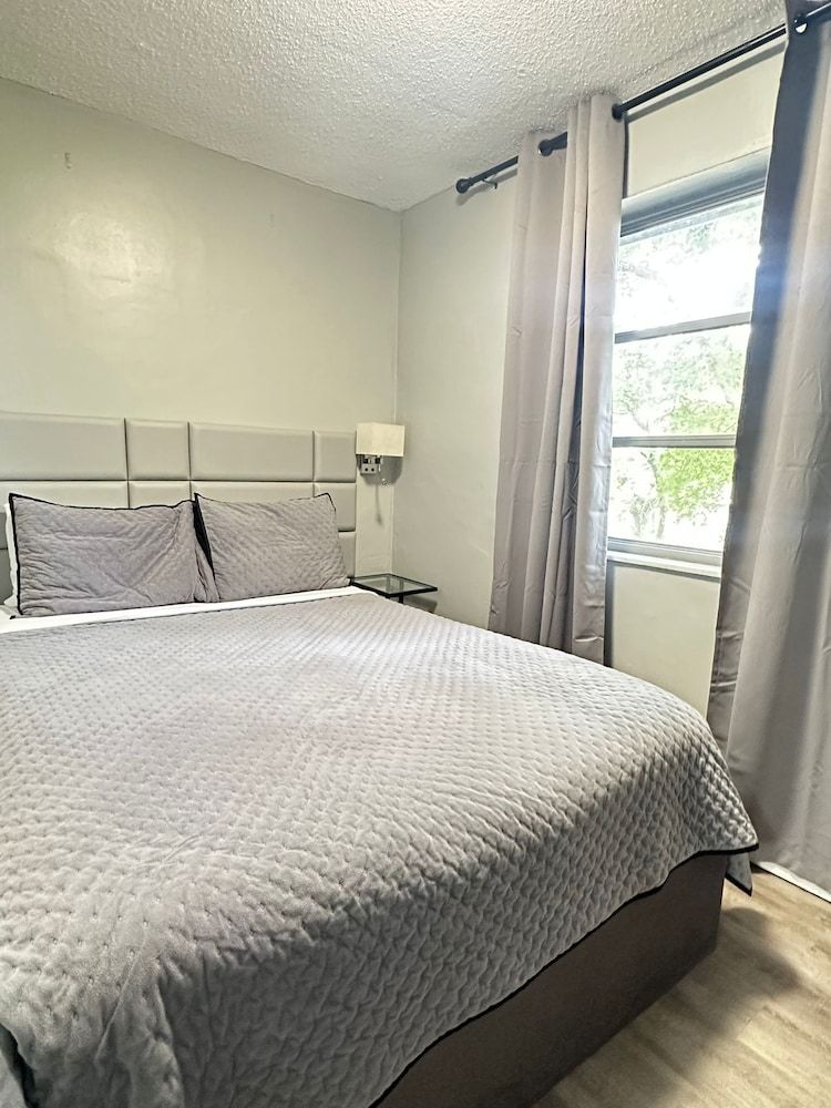 Sheridan Suites Apartments Hotel Family Apartment, 3 Bedrooms, Kitchen, Pool View 12