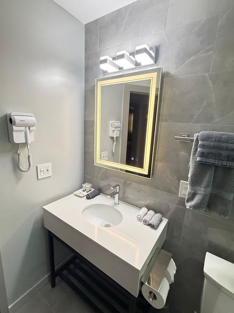 Sheridan Suites Apartments Hotel Family Apartment, 3 Bedrooms, Kitchen, Pool View 16