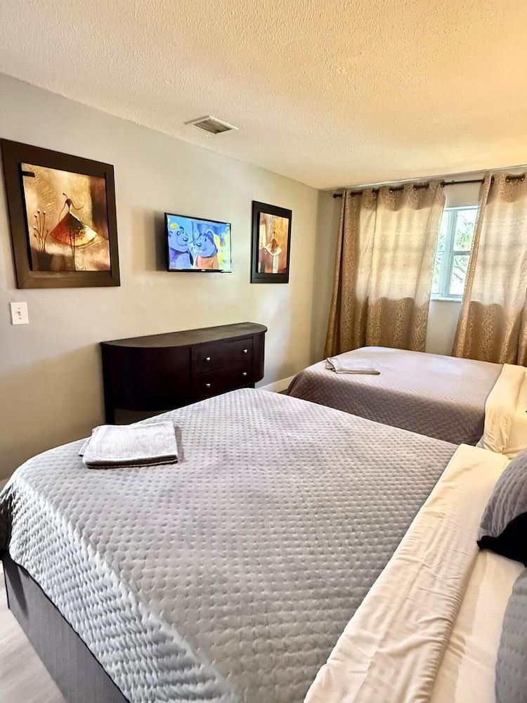 Sheridan Suites Apartments Hotel Family Apartment, 3 Bedrooms, Kitchen, Pool View 8