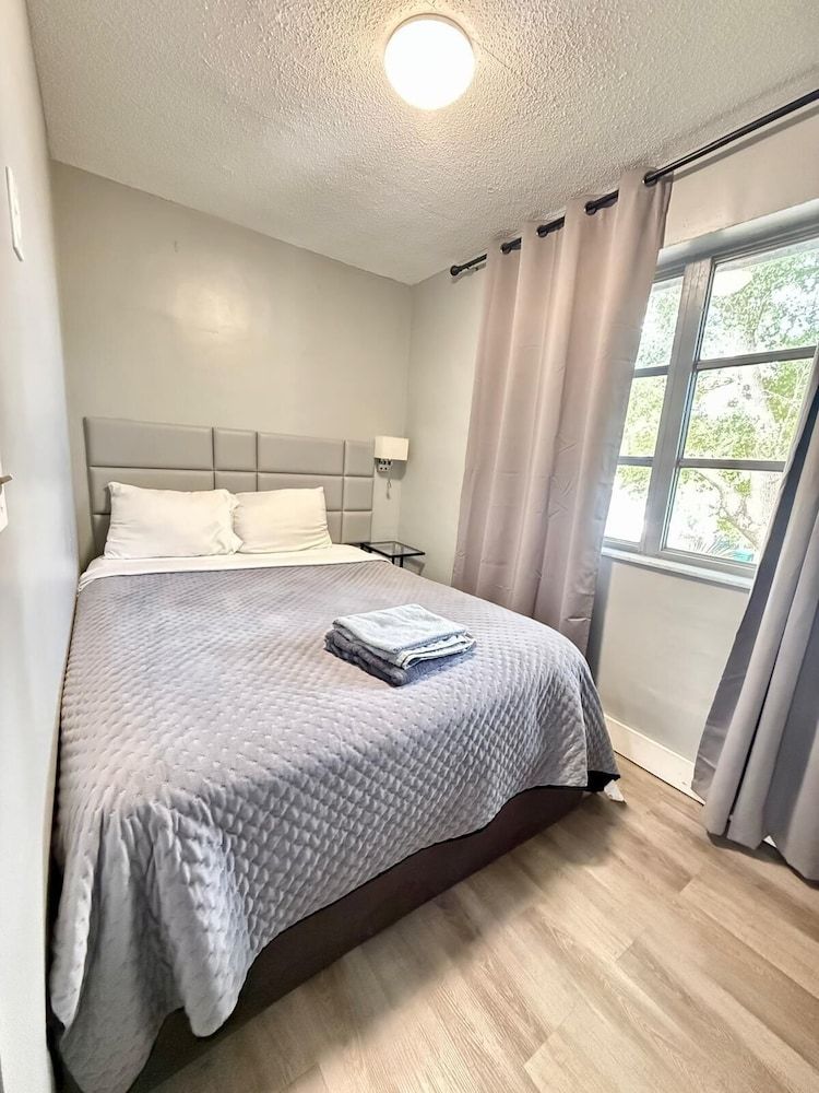 Sheridan Suites Apartments Hotel Family Apartment, 3 Bedrooms, Kitchen, Pool View 9