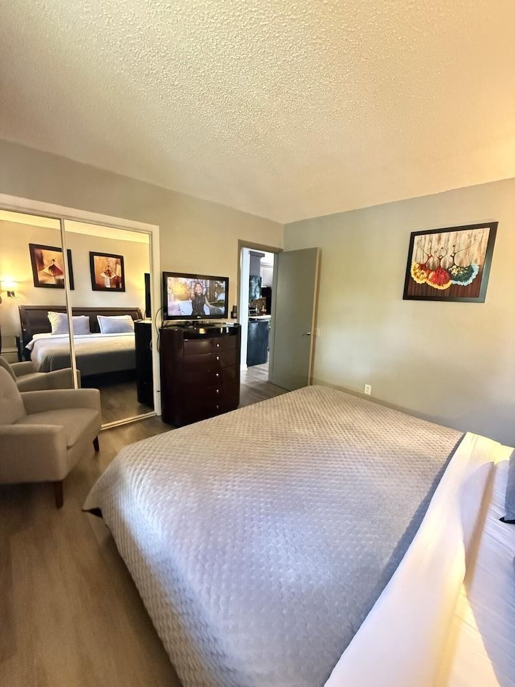 Sheridan Suites Apartments Hotel Comfort Apartment, 1 Bedroom, Kitchen, Pool View 6