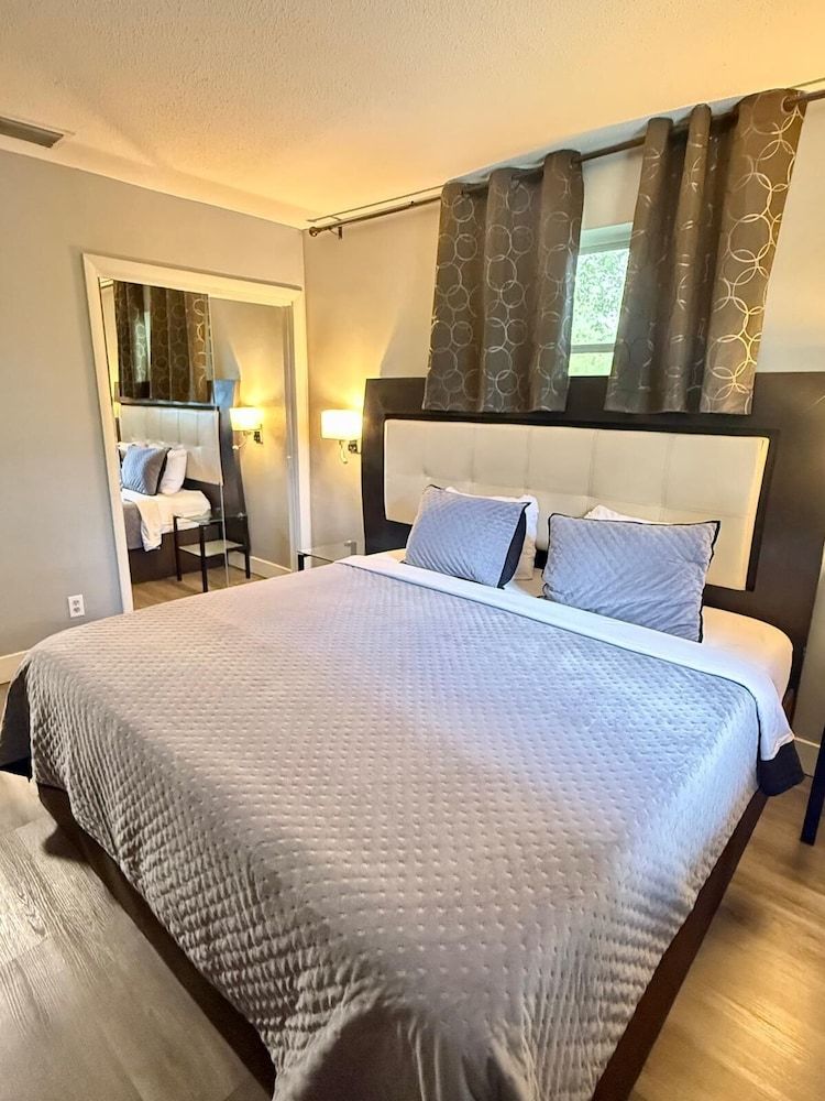 Sheridan Suites Apartments Hotel Family Apartment, 3 Bedrooms, Kitchen, Pool View 12