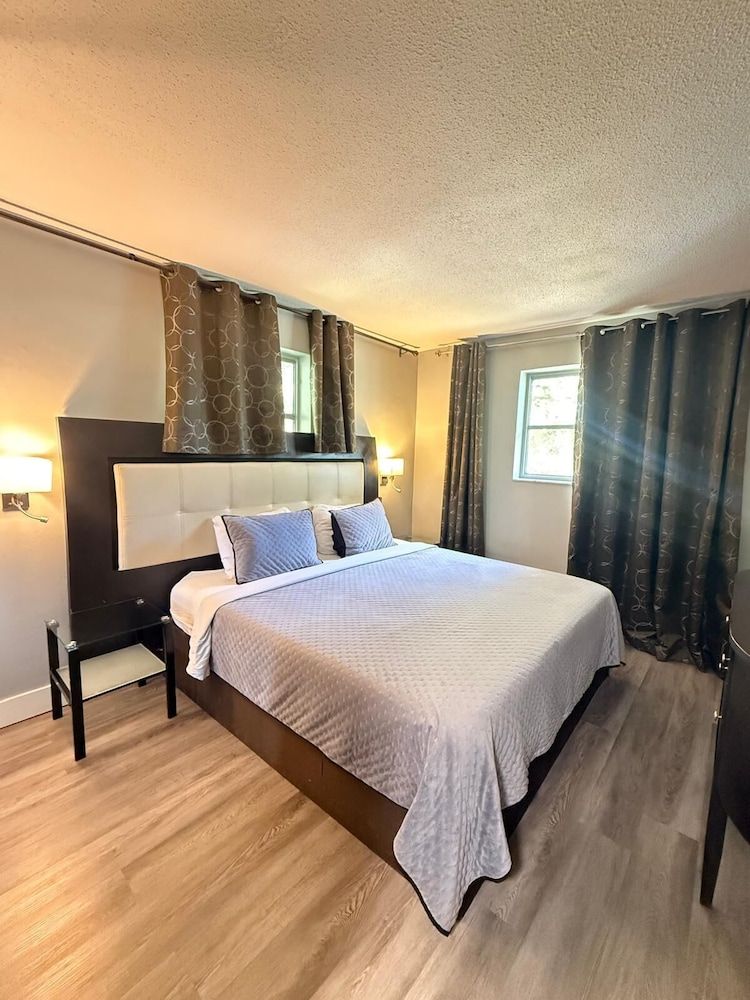 Sheridan Suites Apartments Hotel Family Apartment, 3 Bedrooms, Kitchen, Pool View