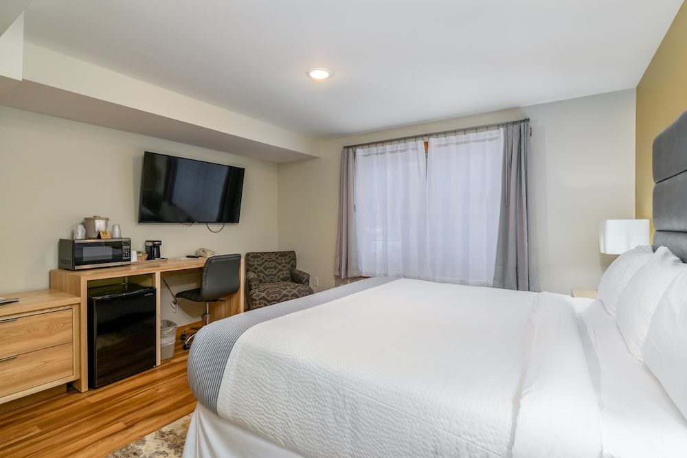 Grey Fox Inn Two King Room