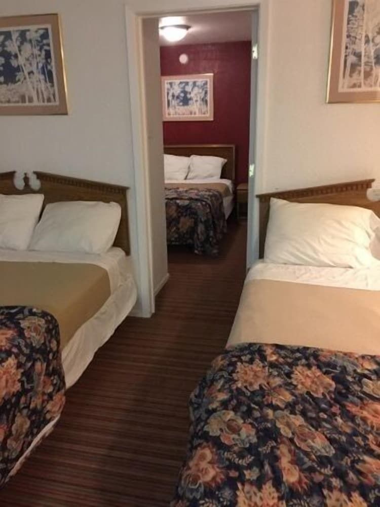 Ranch House Inn and Suites 1 Bedroom with 3 Beds 2