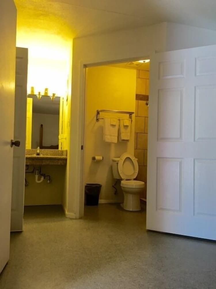 Ranch House Inn and Suites King Room 7