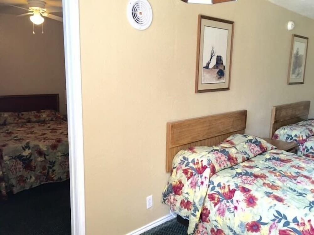 Ranch House Inn and Suites 1 Bedroom with 3 Beds 3